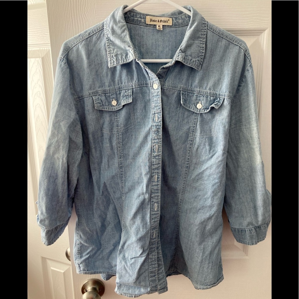 3/4 sleeve fitted chambray button down